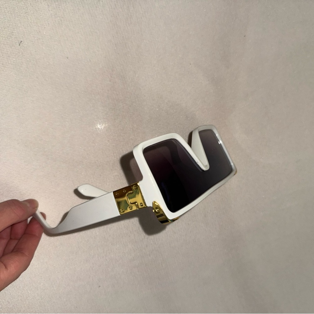 LOUIS VUITTON square shaped imitation sunnies